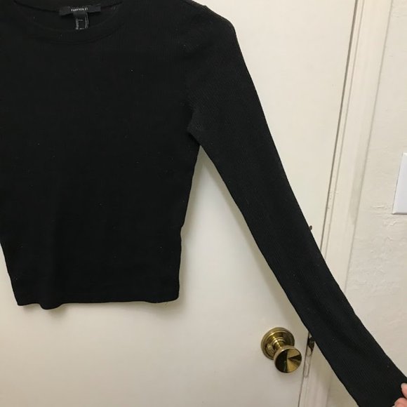 Black long-sleeved forever21 crop top - Picture 2 of 4